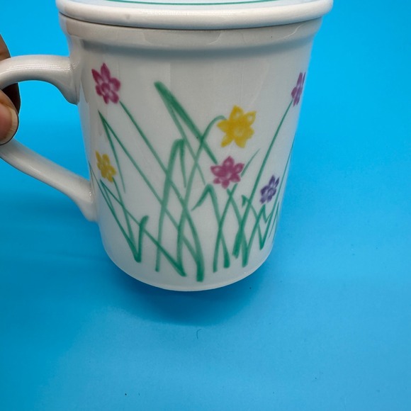 Action Japan Vintage Floral Ceramic Tea Mug with Lid White Purple Yellow Flower - Picture 2 of 6